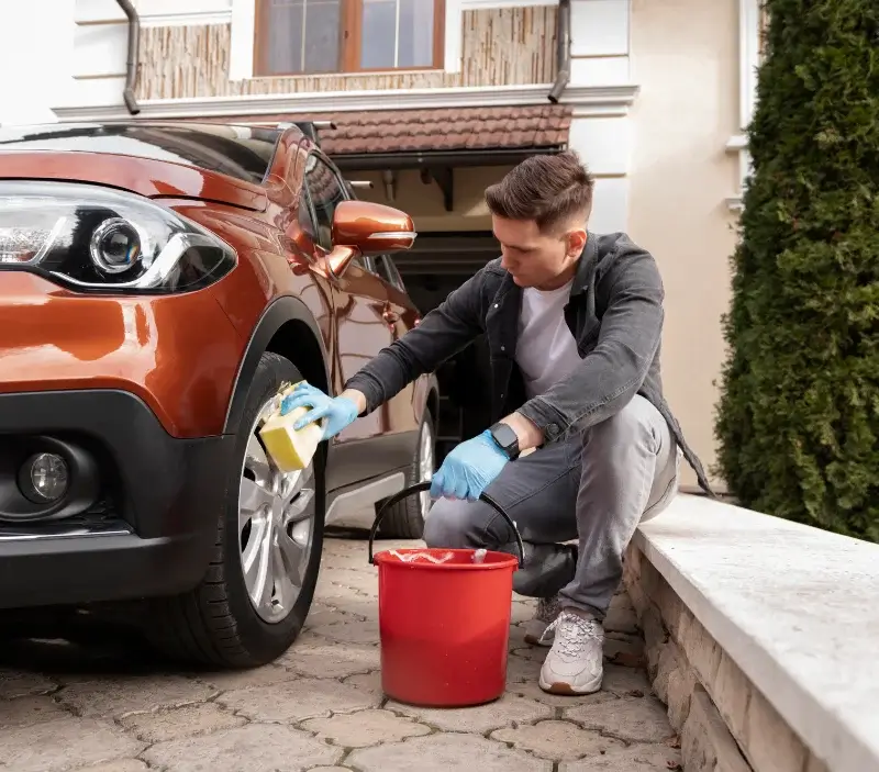 Lavage auto à domicile Bricquebosq : professionnel intervenant sur un véhicule
